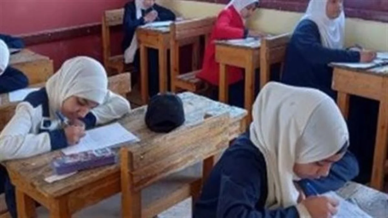 حظر الهواتف الذكية.. تعليمات مشددة لطلاب الشهادة الإعدادية قبل دخول لجان الامتحانات